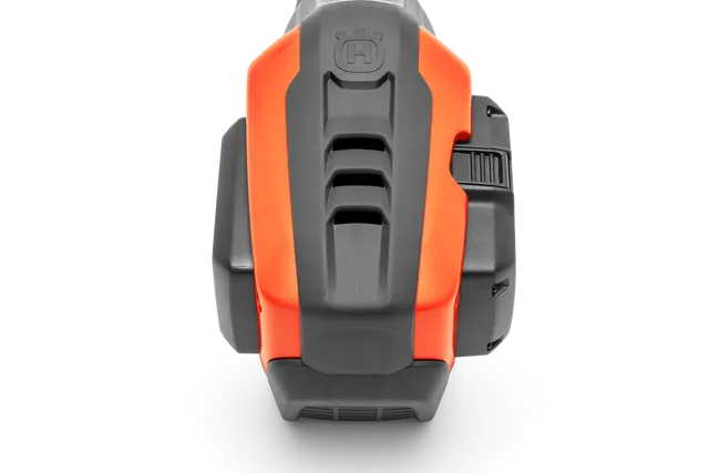 Акумулятор, розміщений горизонтально через корпус виробу